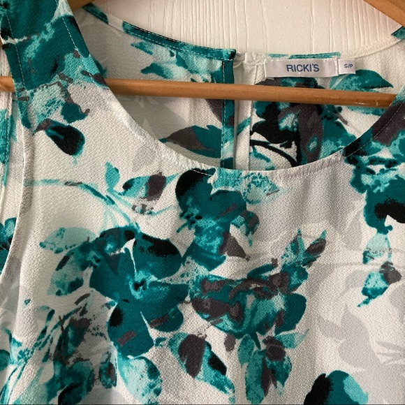 Floral Sleeveless Blouse - Picture 2 of 3